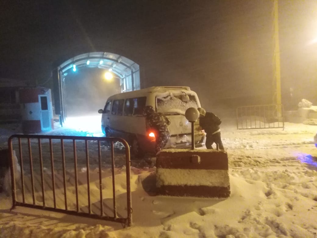 Photo: Elements of the Dahr al-Baidar checkpoint, help the people stranded in the snow 
