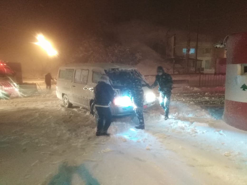 Photo: Elements of the Dahr al-Baidar checkpoint, help the people stranded in the snow 