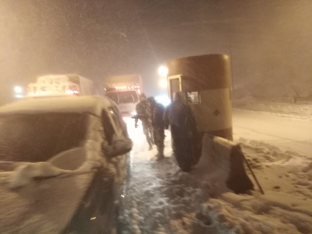 Photo: Elements of the Dahr al-Baidar checkpoint, help the people stranded in the snow 