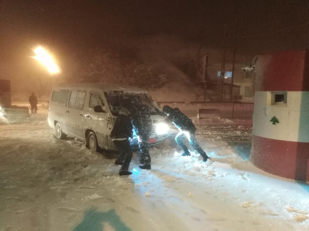 Photo: Elements of the Dahr al-Baidar checkpoint, help the people stranded in the snow 