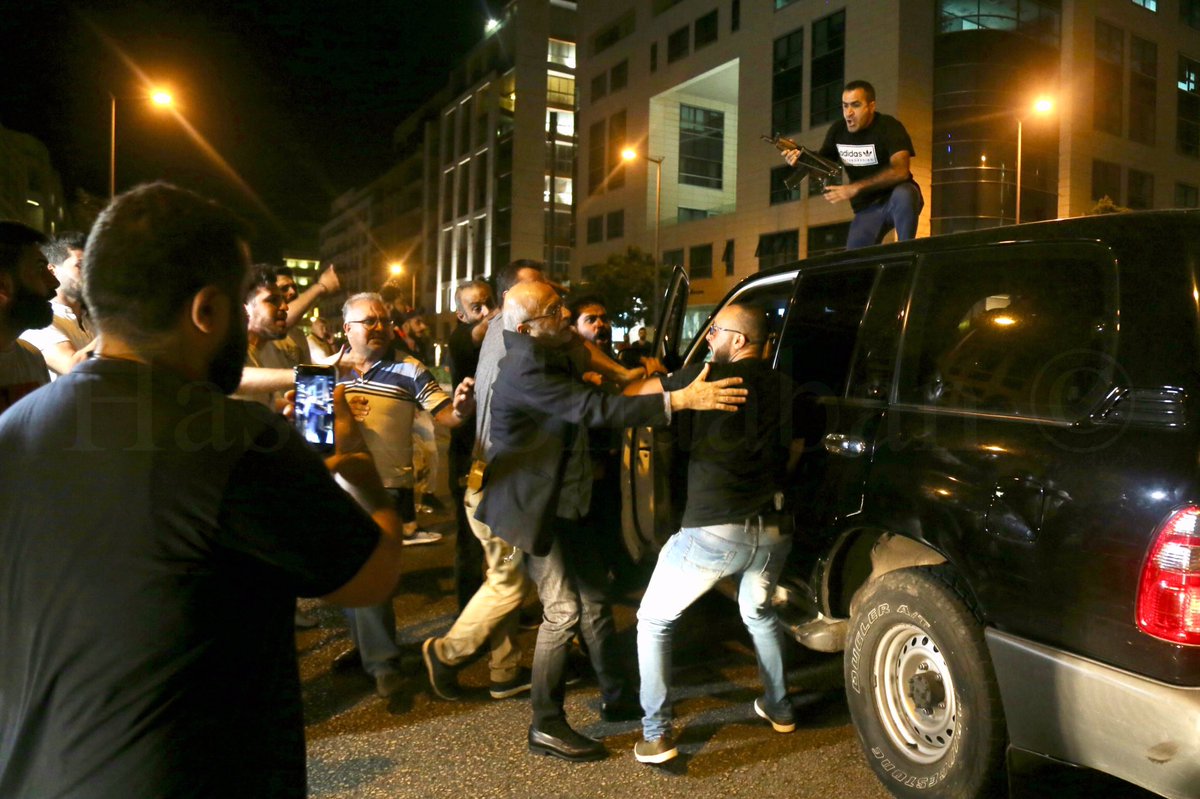 Minister of education Akram Chehayeb's convoy firing bullets at protesters in downtown Beirut. @DailyStarLeb