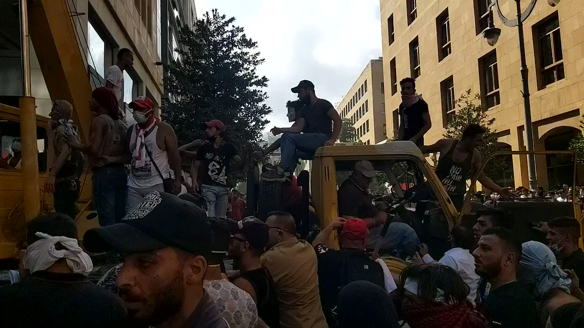 Devant l'un des accès au Parlement, dans le centre-ville de Beyrouth (images @joaosousa )