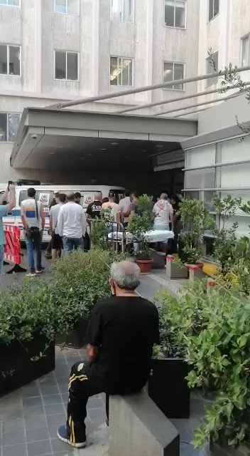الثوار يمنعون الهيئة الصحية التابعة لحزب الله الإرهابي و التي تقل جرحى من القوى الأمنية من الدخول إلى إحدى مستشفيات بيروت