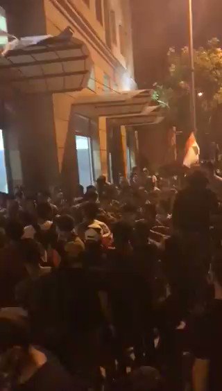 غضب كبير من المتظاهرين أمام مبنى جمعية المصارف بيروت بيروت_منكوبة علقوا_المشانق_بالساحات