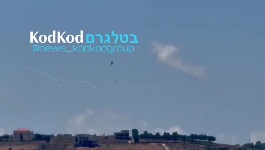 מטוסי קרב חגים בגובה נמוך מעל העיירה עיתא אל שיעב