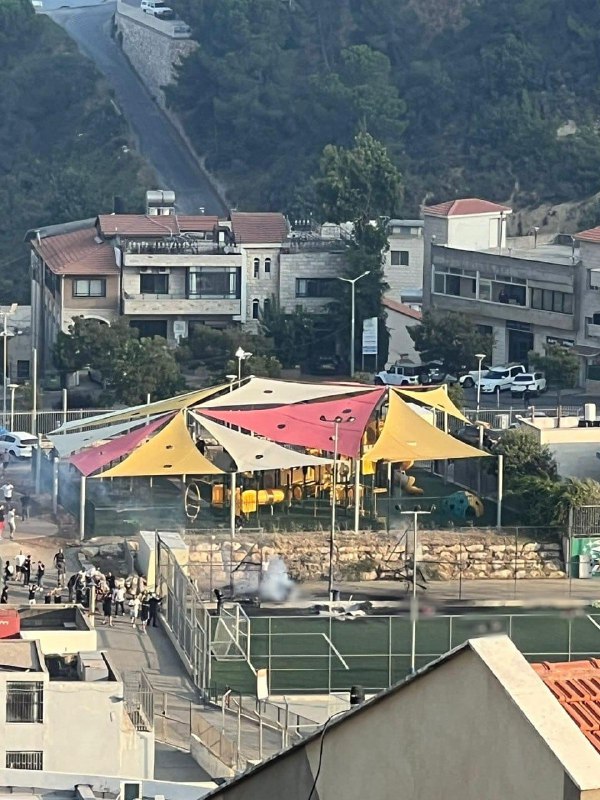 Erstes Bild vom Schauplatz des Raketeneinschlags auf einem Fußballfeld in Majdal Shams, bei dem viele Zivilisten verletzt wurden, darunter elf Personen in schwerem oder kritischem Zustand.