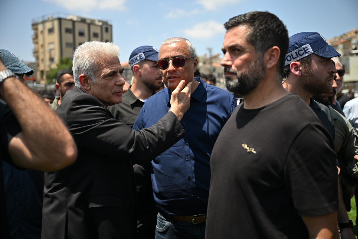 El líder de la oposición Yair Lapid con el alcalde de Majdal Shams, Dolan Abu Saleh (de negro a la derecha) Las represalias serán severas y repercutirán en todo Oriente Medio. Los ministros del Likud son abucheados: ¿Los niños se han ido y tú apareces ¿Por qué sigue existiendo Beirut.