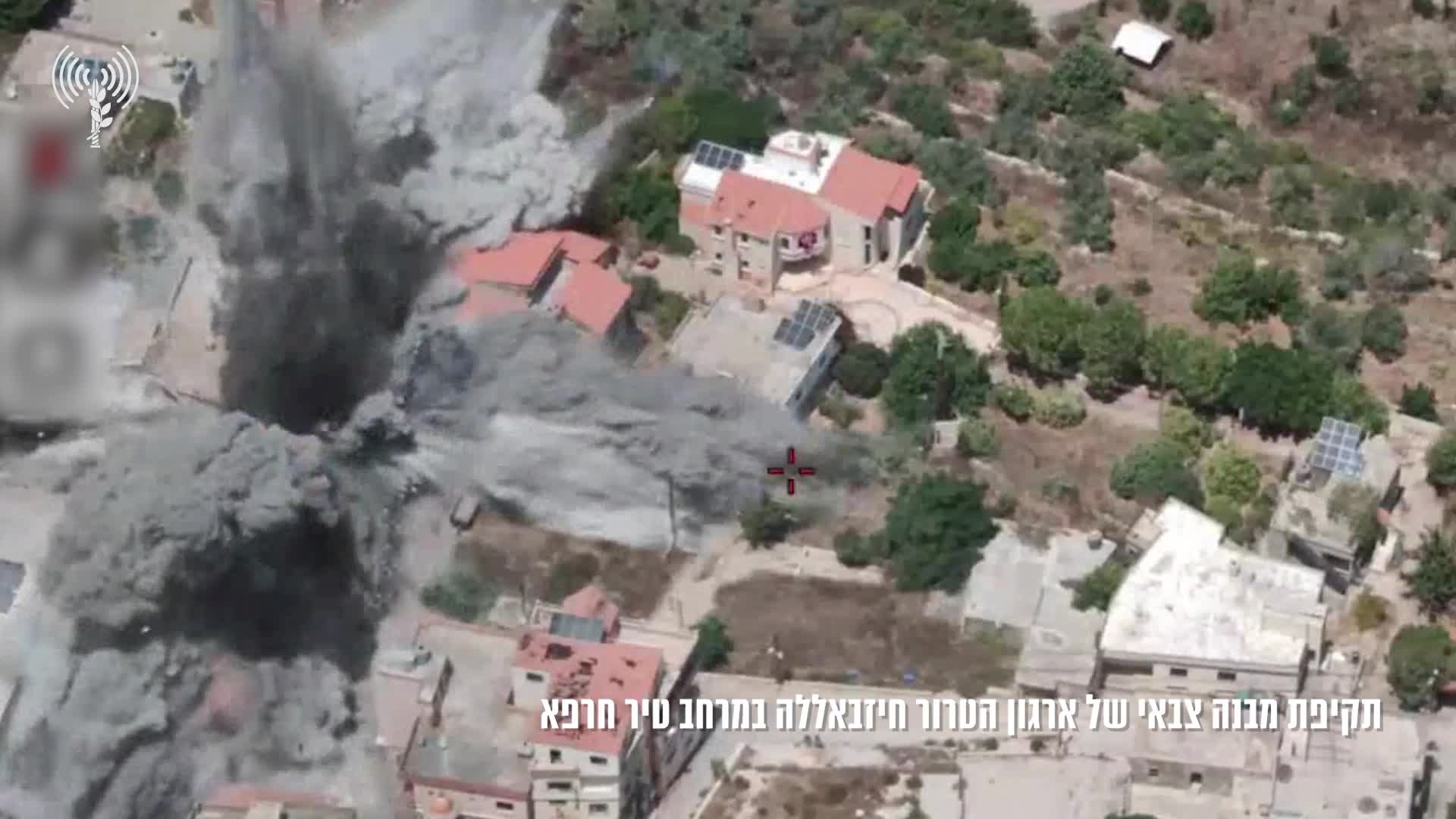 Aviones de combate israelíes atacaron hoy varios edificios utilizados por Hezbollah en Tayr Harfa y Kafr Kila, en el sur del Líbano, dice el ejército israelí. Los tanques del ejército israelí también bombardearon lugares utilizados por el grupo en Rab al-Thalathine. Hezbollah asumió la responsabilidad de varios ataques con cohetes contra comunidades israelíes y puestos del ejército israelí a lo largo de la frontera, en la alta y occidental Galilea. El ejército israelí dice que al menos un proyectil impactó en la comunidad de Avivim, sin causar heridos.