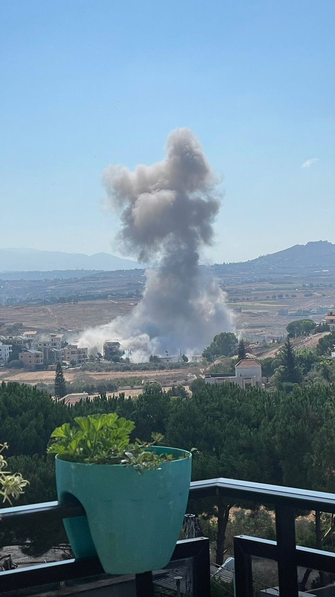 Aviones de combate israelíes lanzaron por primera vez un ataque contra la ciudad de Mifidoun, distrito de Nabatieh, y ambulancias se trasladaron al lugar.