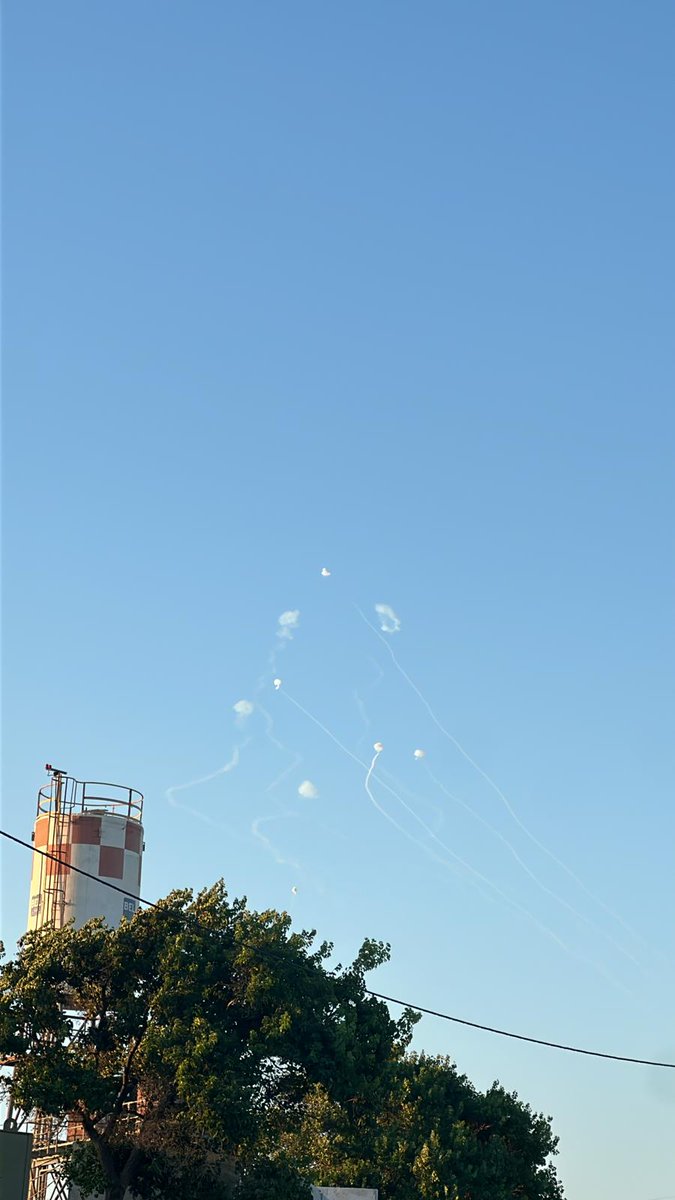 Se acaba de lanzar una segunda ráfaga de cohetes desde el Líbano contra la zona de Kiryat Shmona. Se informan intercepciones de la Cúpula de Hierro. No hay informes inmediatos de heridos.