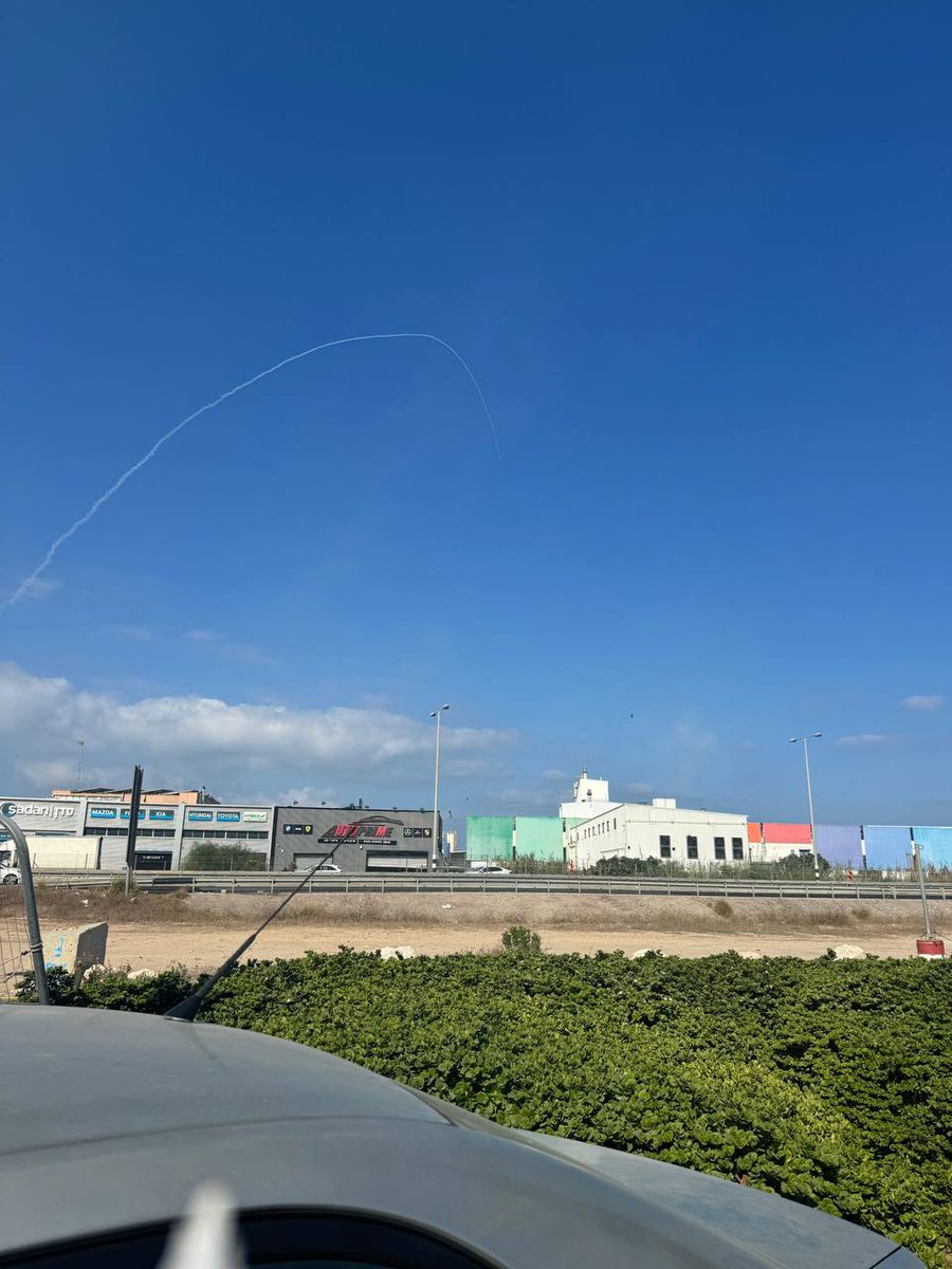 Vor kurzem wurde vor der Küste von Akko eine Abfangrakete auf ein „verdächtiges Luftziel abgefeuert, teilte die israelische Armee mit. Es ertönten keine Sirenen. Die israelische Armee erklärte, sie untersuche den Vorfall noch immer.