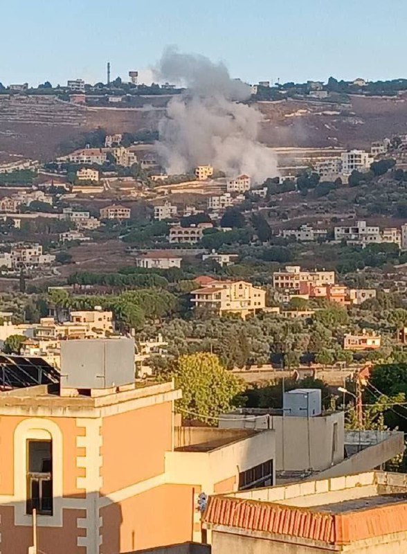 Israeli army air strike in Beint Jbeil