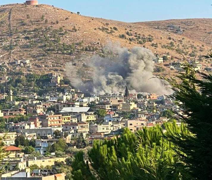 Frappe aérienne de l'armée israélienne à Aitaroun, un bâtiment a été pris pour cible