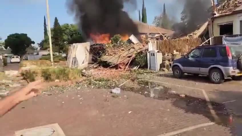 Selon l'armée israélienne, une salve de 40 à 50 roquettes a été tirée depuis le Liban sur la ville de Katzrin, dans le nord du pays, il y a peu de temps. Certaines roquettes ont été interceptées par la défense aérienne, mais plusieurs ont touché la ville. Le service d'ambulance Magen David Adom a indiqué qu'il soignait un homme d'une trentaine d'années qui a été légèrement blessé.