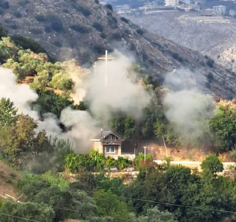 Los bombardeos de artillería israelíes apuntaron a las afueras de la ciudad de Deir Mimas hacia el río Litani.