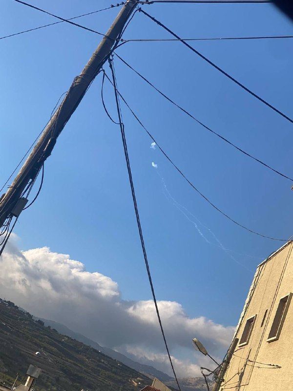 Nach Angaben der israelischen Armee wurde vor kurzem aus dem Libanon eine Salve von mindestens acht Raketen auf die Golanhöhen abgefeuert. Einige der Raketen wurden von der Luftabwehr abgefangen. Es gibt keine Verletzten. Während des Angriffs ertönten keine Sirenen.