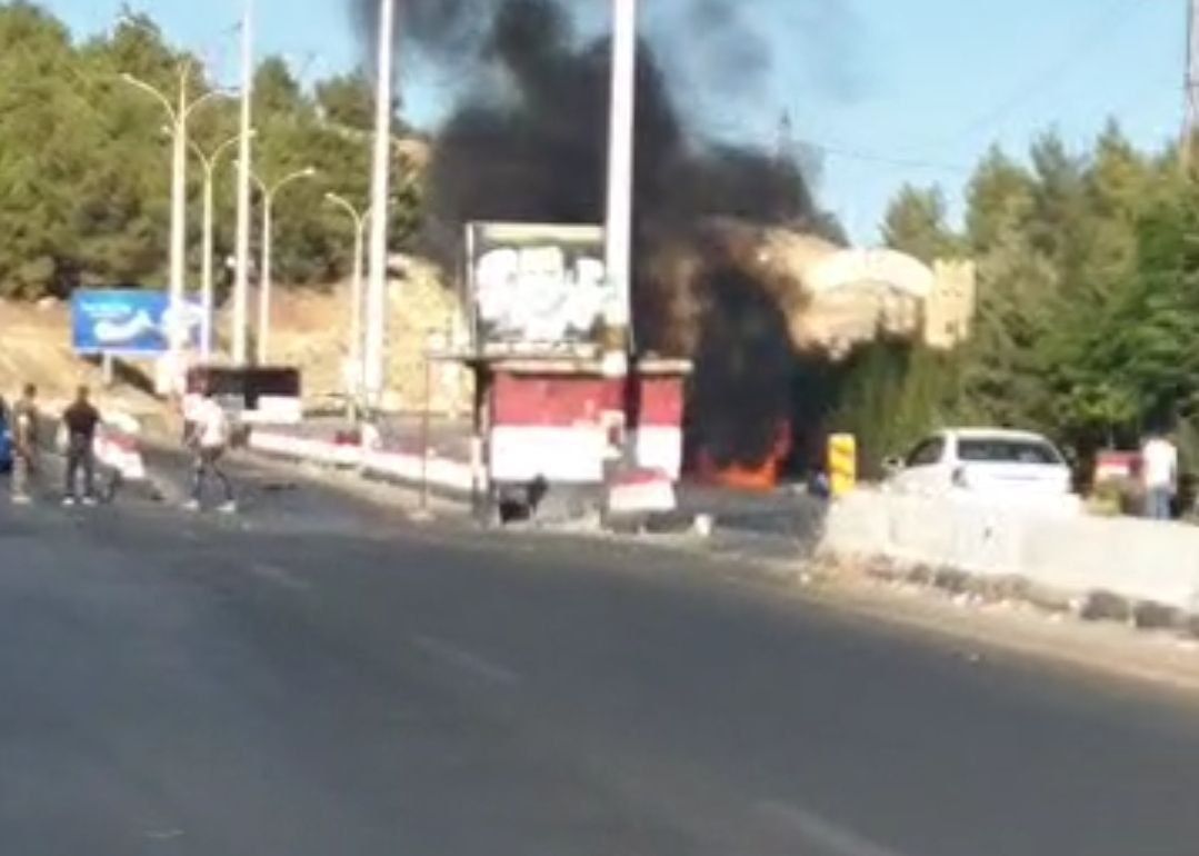 Lokalen Berichten zufolge wurde auf der Straße Damaskus-Beirut ein Auto von Israel angegriffen