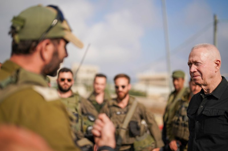 En declaraciones a las tropas durante un simulacro de ofensiva terrestre en el Líbano, el ministro de Defensa, Yoav Gallant, afirmó que Israel está trasladando su atención al frente norte, ya que aspira a alcanzar pronto sus objetivos en la Franja de Gaza. El centro de gravedad se está desplazando hacia el norte, nos estamos acercando a la finalización de nuestras misiones en el sur, pero tenemos una tarea aquí que no se ha llevado a cabo, y esta misión es cambiar la situación de seguridad y devolver a los residentes a sus hogares.