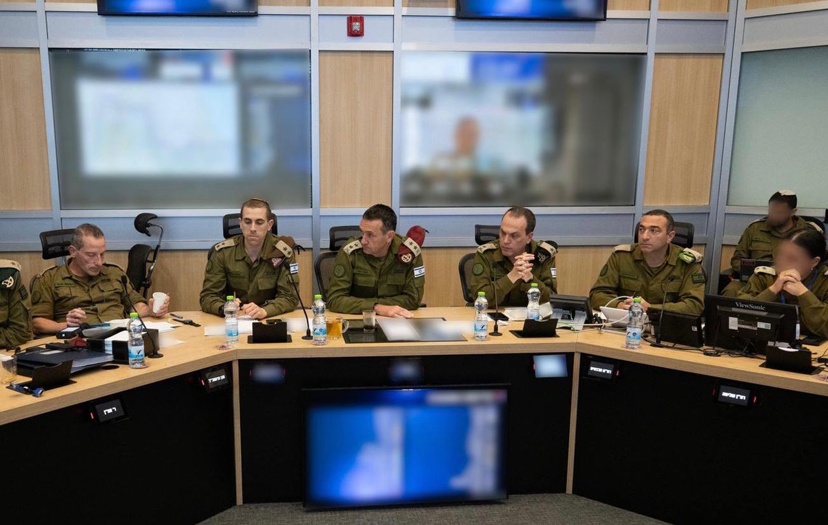 Le chef d'état-major de l'armée israélienne, Herzi Halevi, a procédé mardi soir à une évaluation de la situation avec le reste de l'état-major général de l'armée israélienne, en mettant l'accent sur la préparation à l'offensive et à la défense sur tous les fronts. L'unité du porte-parole de l'armée israélienne a souligné qu'il n'y avait aucun changement sur le front intérieur