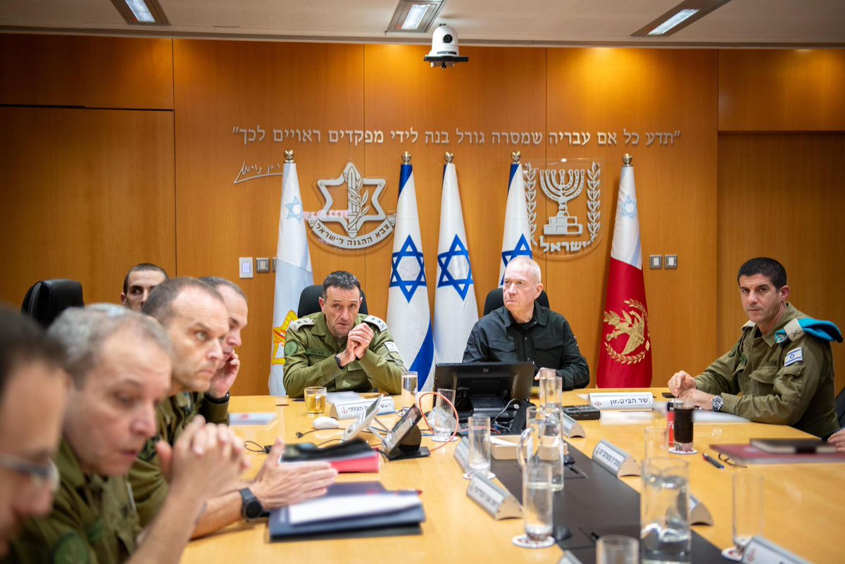 Defensieminister Yoav Gallant houdt een evaluatie met de Israëlische stafchef van het leger, luitenant-generaal Herzi Halevi, en andere hoge militaire functionarissen, aldus zijn kantoor.