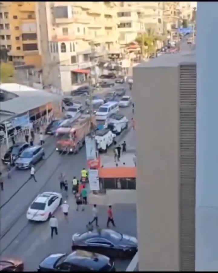 Güney Lübnan'ın Tire kentinde son patlama dalgasının ardından UNIFIL araçları taşlandı