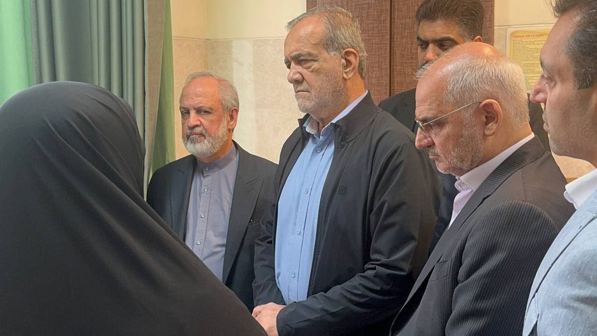 Hoje, em um hospital em Teerã, o presidente iraniano Pezeshkian visitou várias pessoas que ficaram feridas nas recentes explosões de dispositivos no Líbano. O embaixador libanês em Teerã também acompanhou o presidente durante a visita