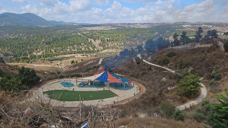 Um foguete caiu perto de um parque infantil em Tzfat causando um incêndio