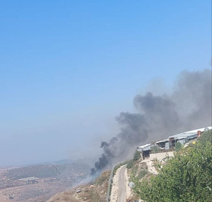 Na foto - o momento em que um foguete caiu no assentamento de Kerem Ben Zimra, no norte de Israel