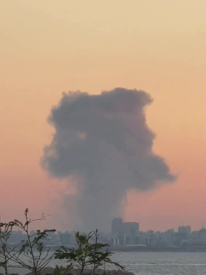 Panache de fumée au-dessus de Beyrouth suite à une frappe aérienne