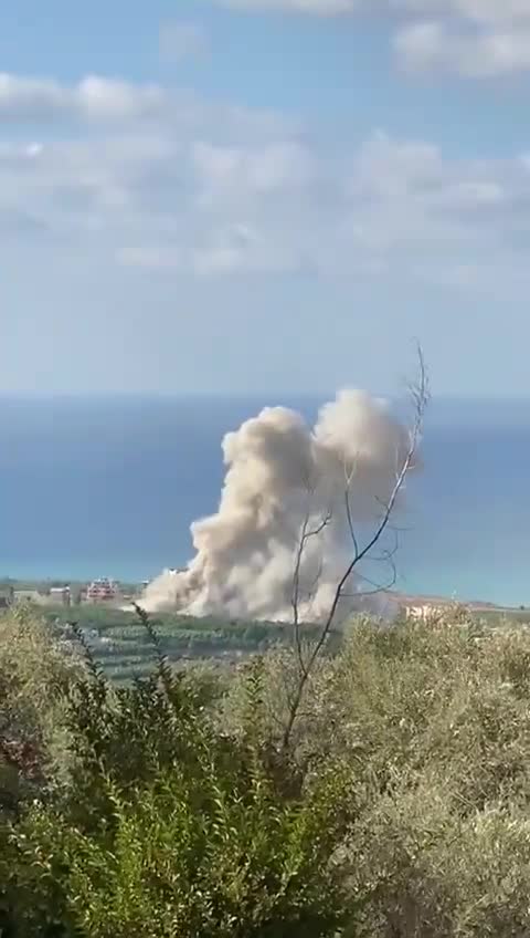 Le moment du bombardement d'une terre agricole à  Dayet Al Arab  entre Al-Bissarieh et Al-Sarafand dans le sud du Liban