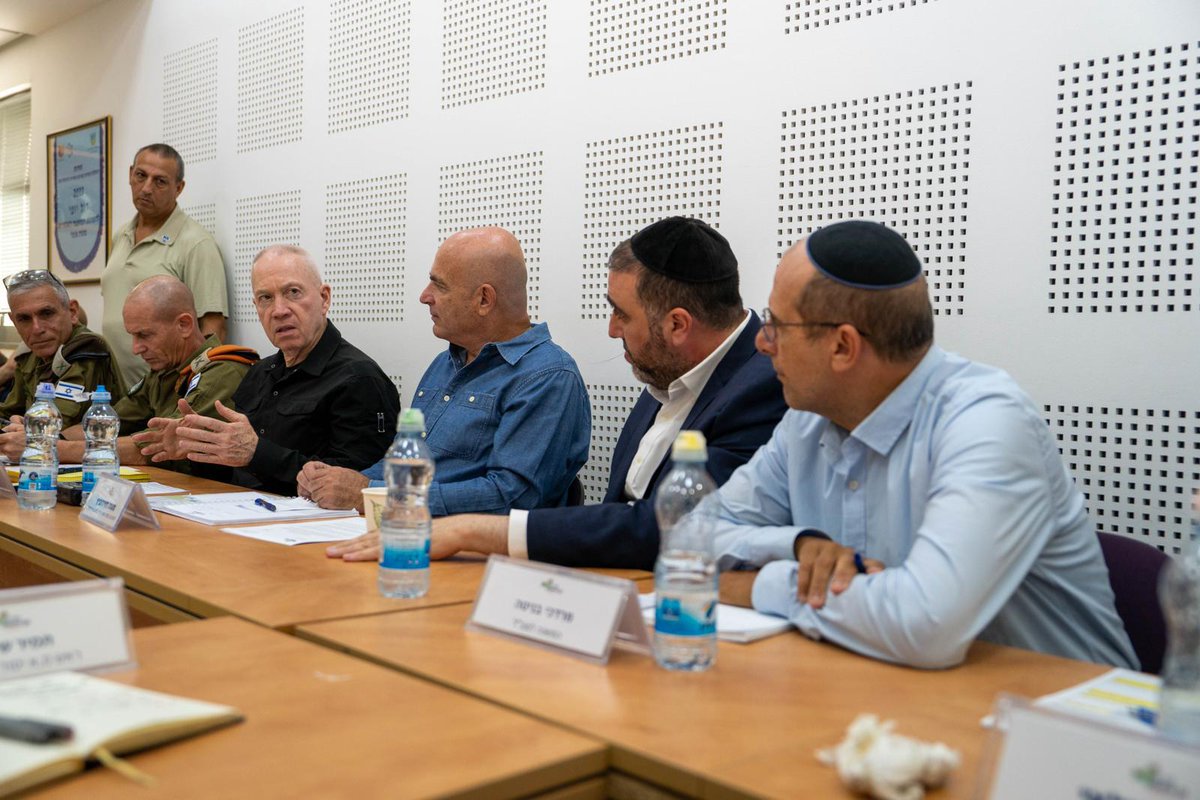 In Gesprächen mit Bürgermeistern israelischer Gemeinden an der Nordgrenze sagte Verteidigungsminister Yoav Gallant, „die nächste Phase des Krieges gegen die Hisbollah werde bald beginnen, und deutete damit an, dass Israel voraussichtlich eine Bodenoffensive im Libanon starten werde. „Die nächste Phase des Krieges gegen die Hisbollah wird bald beginnen. Sie wird einen bedeutenden Faktor bei der Veränderung der Sicherheitslage darstellen und es uns ermöglichen, die wichtige [Mission] abzuschließen, die Bewohner in ihre Häuser zurückzubringen, sagte Gallant.