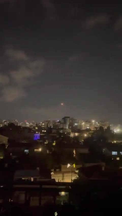 Interceptan misiles de Hezbolá sobre Tel Aviv. Vídeo: A27