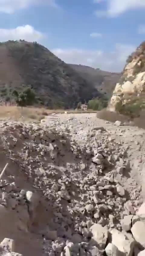 Un ataque israelí corta una carretera entre las localidades de Zrarieh y Tayr Falsay, al sur del Líbano