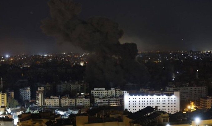 Una imagen del violento ataque que tuvo como objetivo un edificio en el suburbio sur de Beirut, en las afueras de la zona de Hadath.