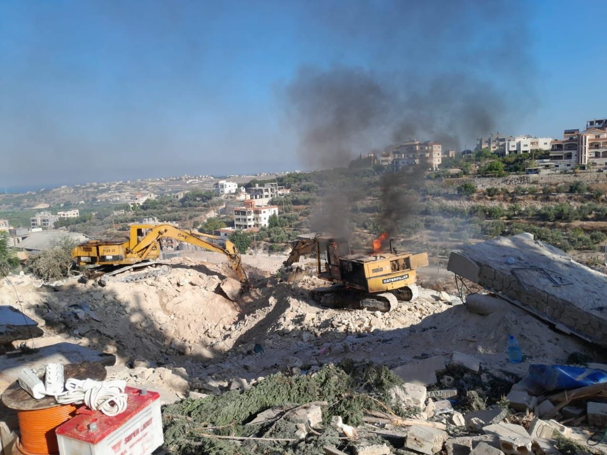 Zwei israelische Drohnenangriffe zielten auf zwei Bulldozer in der Stadt Tayr Dibba im Südlibanon, die damit beschäftigt waren, Trümmer eines früheren Angriffs zu beseitigen.