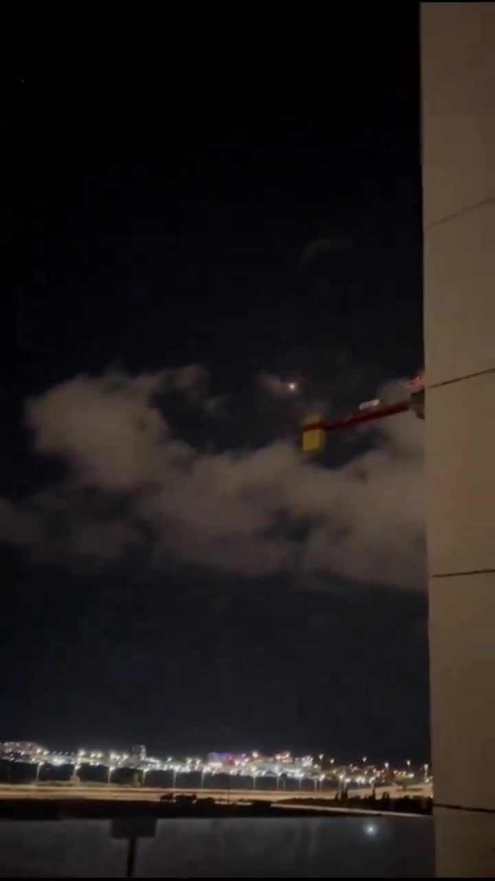 Drone chegou da direção do mar em direção a Herzliya. Nestes minutos há mais explosões na área central. O exército israelense ainda não sabe se há mais armas hostis no ar e se os tiroteios até agora foram bem-sucedidos