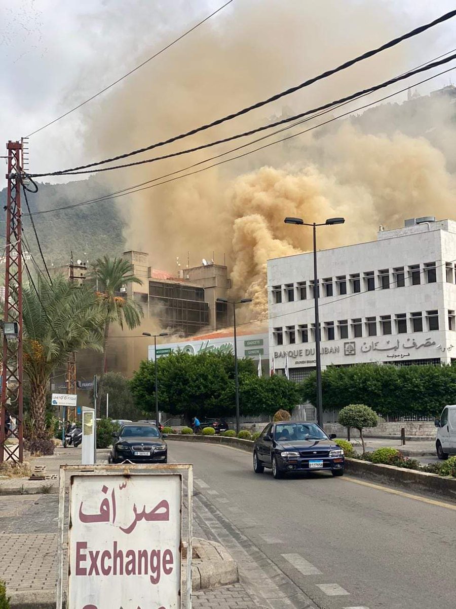 In Jounieh brach ein Feuer aus und Feuerwehrteams arbeiteten daran, es zu löschen