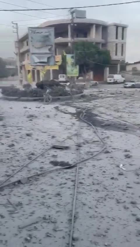 Die Bekaa-Ebene im Allgemeinen und die Region Baalbek im Besonderen waren heute im Morgengrauen einer heftigen Welle israelischer Angriffe ausgesetzt. Dies ist ein Video vom Sahmar-Platz in der Bekaa-Ebene.