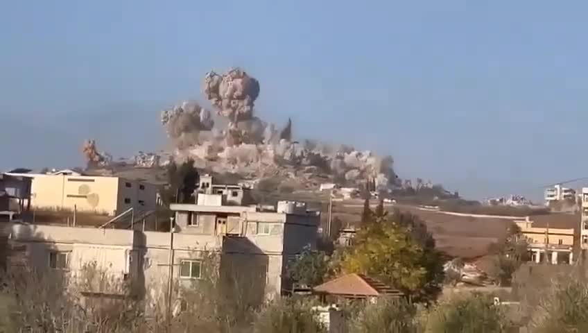 Momento em que a grande base subterrânea e centro de comando do Hezbollah foi destruída em Mhaibib, controlado pelo exército israelense