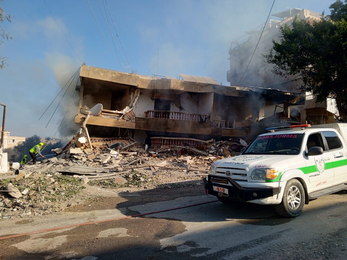 The Israeli aircraft raided the town of Deir Qanoun al-Nahr, in the Triangle area, and destroyed a multi-storey building, but there were no injuries.