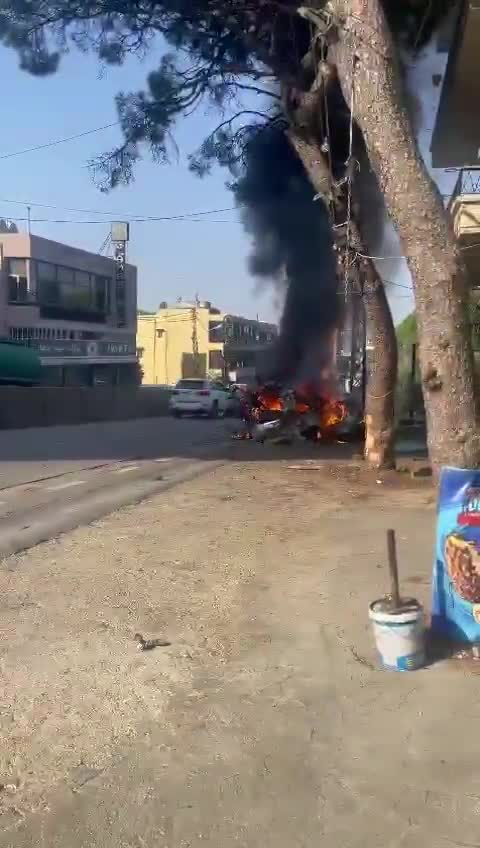 Al-Jumhur Yolu'nda bir arabayı hedef alıyor