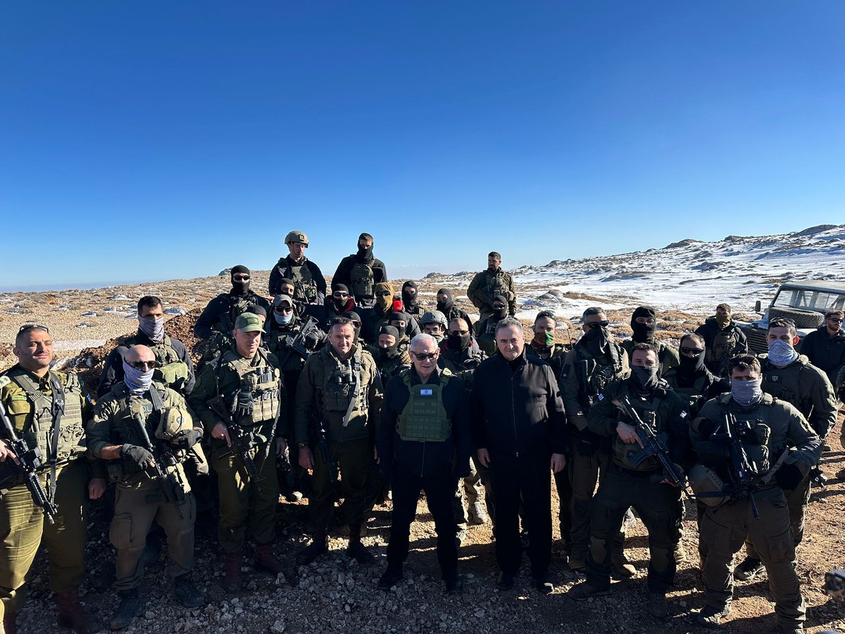 De Israëlische premier Benjamin en minister van Defensie Israel Katz bezochten eerder vandaag de top van de berg Hermon, aan de Syrische kant van de grens, nadat de plek vorige week door het Israëlische leger was ingenomen.