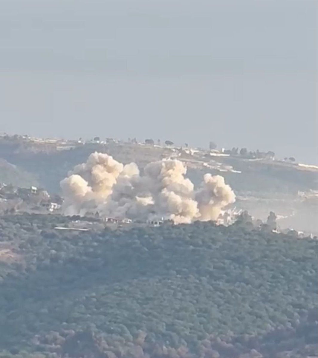 Het Israëlische leger blaast vandaag huizen op in de stad Tyre Harfa, in het zuiden van Libanon.