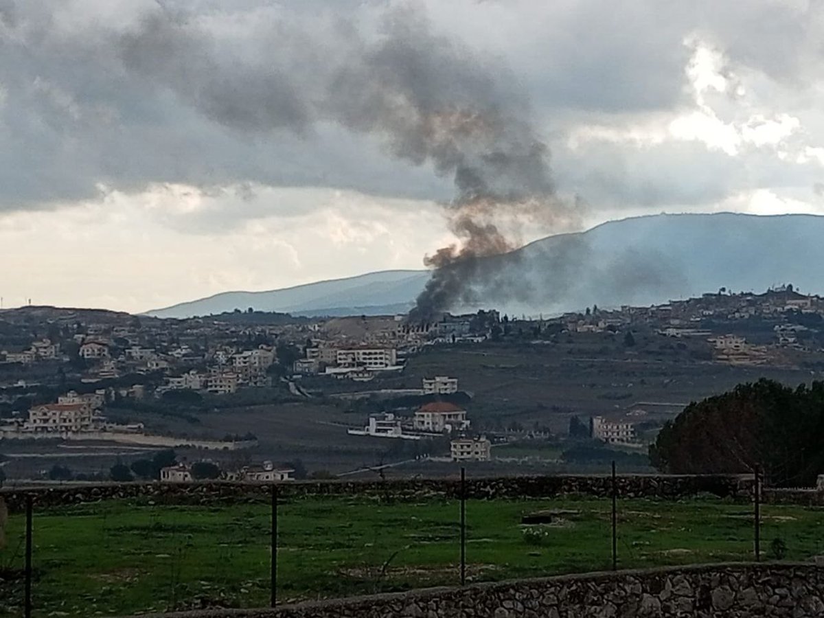 Forças de segurança israelenses queimam casas na cidade de Yaroun, sul do Líbano