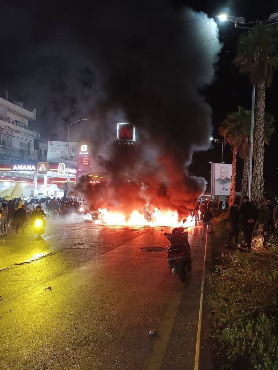 Aus Protest gegen die Landung eines iranischen Mahan-Air-Flugzeugs in Beirut wurde die Straße zum Flughafen mit brennenden Reifen blockiert