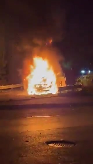 Anhänger der Hisbollah-Miliz zerstören und verbrennen Autos auf dem Weg zum Flughafen von Beirut und greifen Passanten an