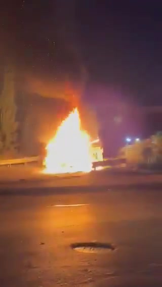 Anhänger der Hisbollah-Miliz zerstören und verbrennen Autos auf dem Weg zum Flughafen von Beirut und greifen Passanten an