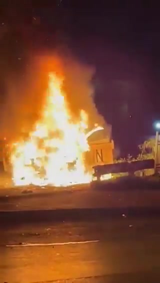 Anhänger der Hisbollah-Miliz zerstören und verbrennen Autos auf dem Weg zum Flughafen von Beirut und greifen Passanten an