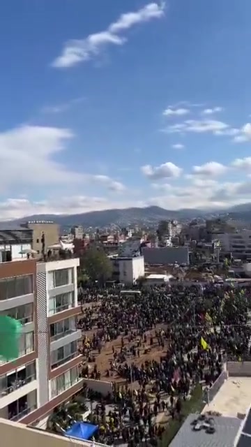 Multitudes en las inmediaciones del santuario de Sayyed Hassan Nasrallah en la carretera del aeropuerto