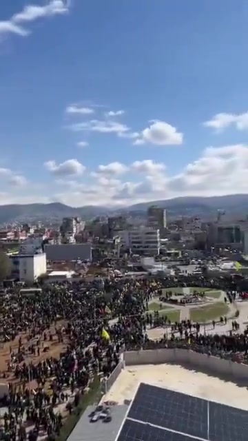 Multitudes en las inmediaciones del santuario de Sayyed Hassan Nasrallah en la carretera del aeropuerto